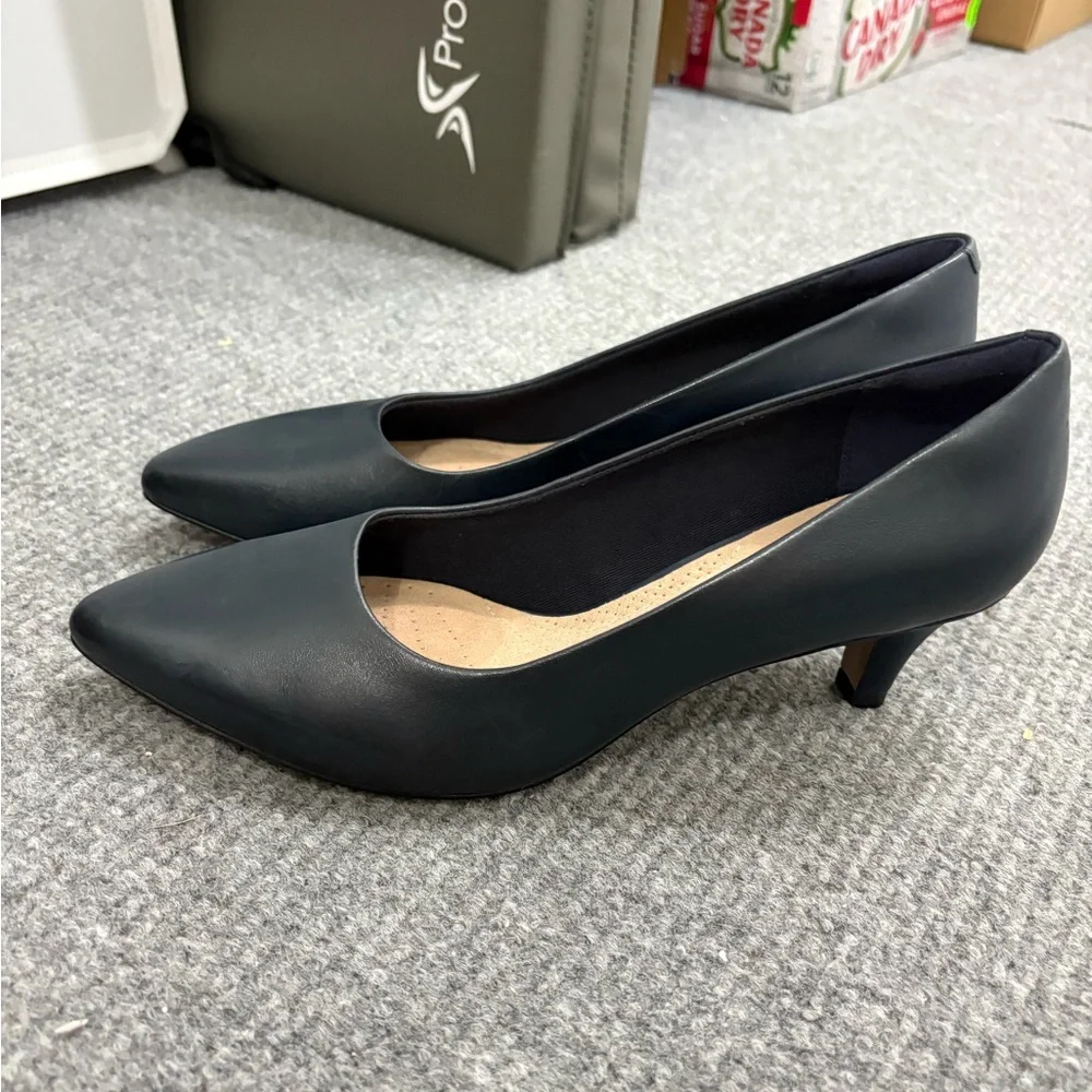 Clarks Women's Dark Navy Pointed Leather Pumps - Picture 3 of 5